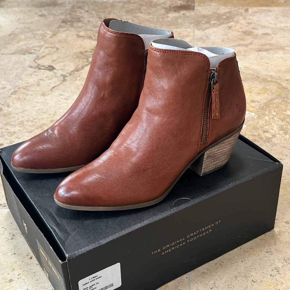 New with box Frye Judith Zip Booties